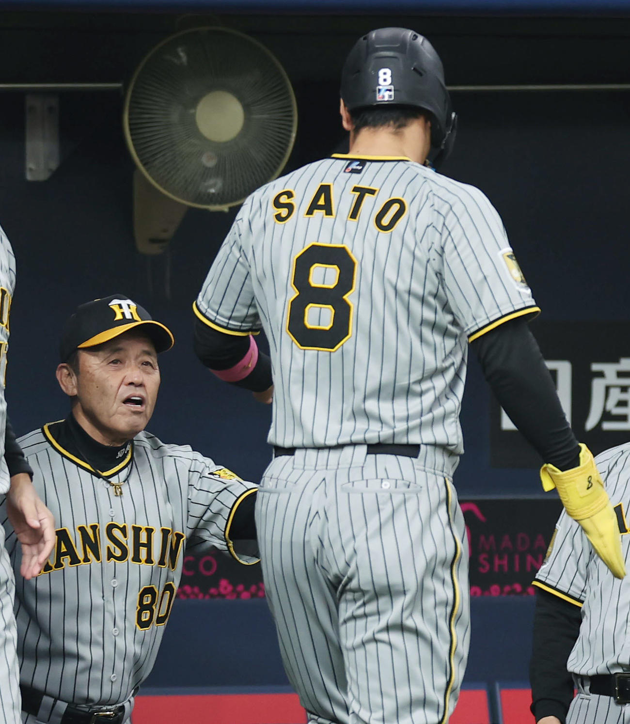 オリックス対阪神　2回表阪神無死一、二塁、原口の適時打で生還した佐藤輝（右）を迎える岡田監督（撮影・前田充）
