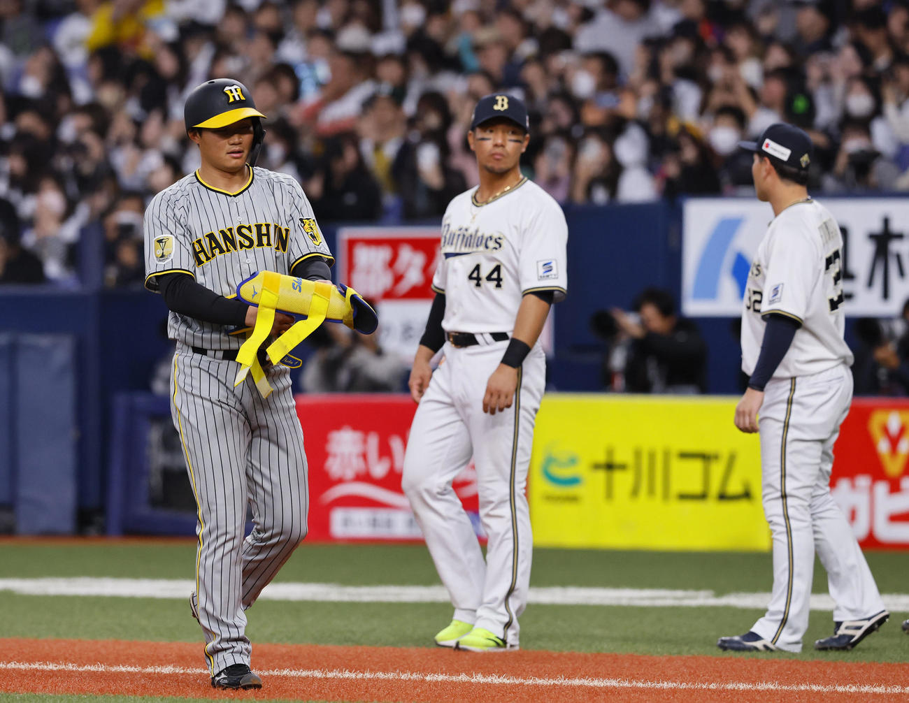オリックス対阪神　9回表阪神2死満塁、二飛に倒れ、ベンチに引き揚げる森下翔太（左）（撮影・藤尾明華）