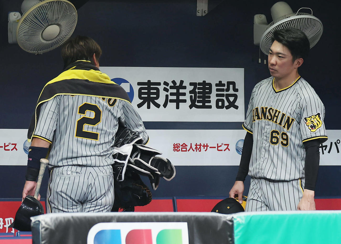 オリックス対阪神　オリックスに敗れ、ベンチに残り言葉を交わす阪神梅野（左）と石井（撮影・前田充）