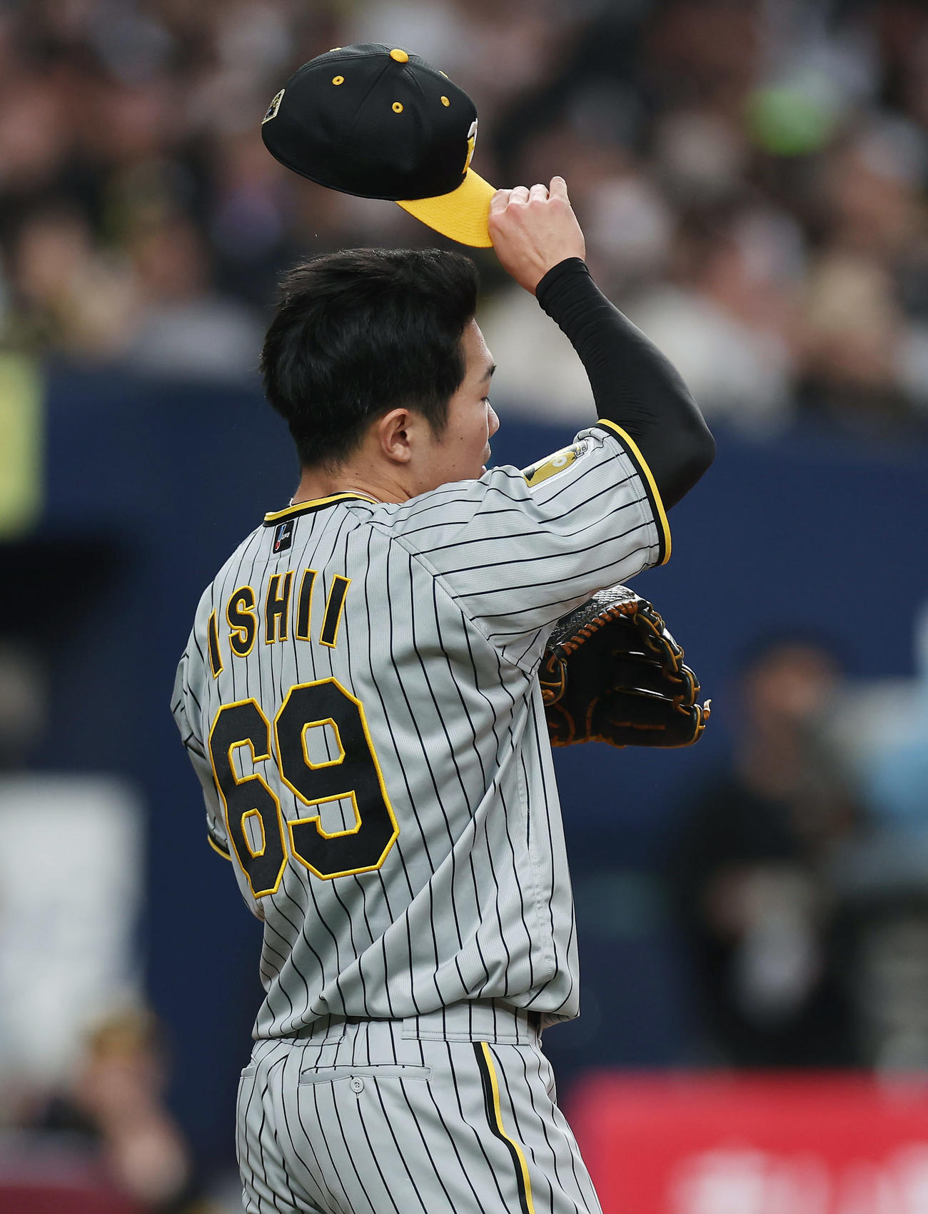 オリックス対阪神　8回裏オリックス1死一、三塁、宗に浴びた石井（撮影・前田充）