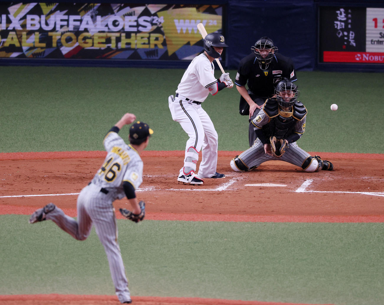 オリックス対阪神　7回裏オリックス2死二、三塁、島本の暴投で打者西川は四球を選び、三塁走者森が生還して勝ち越しとなる（撮影・加藤哉）