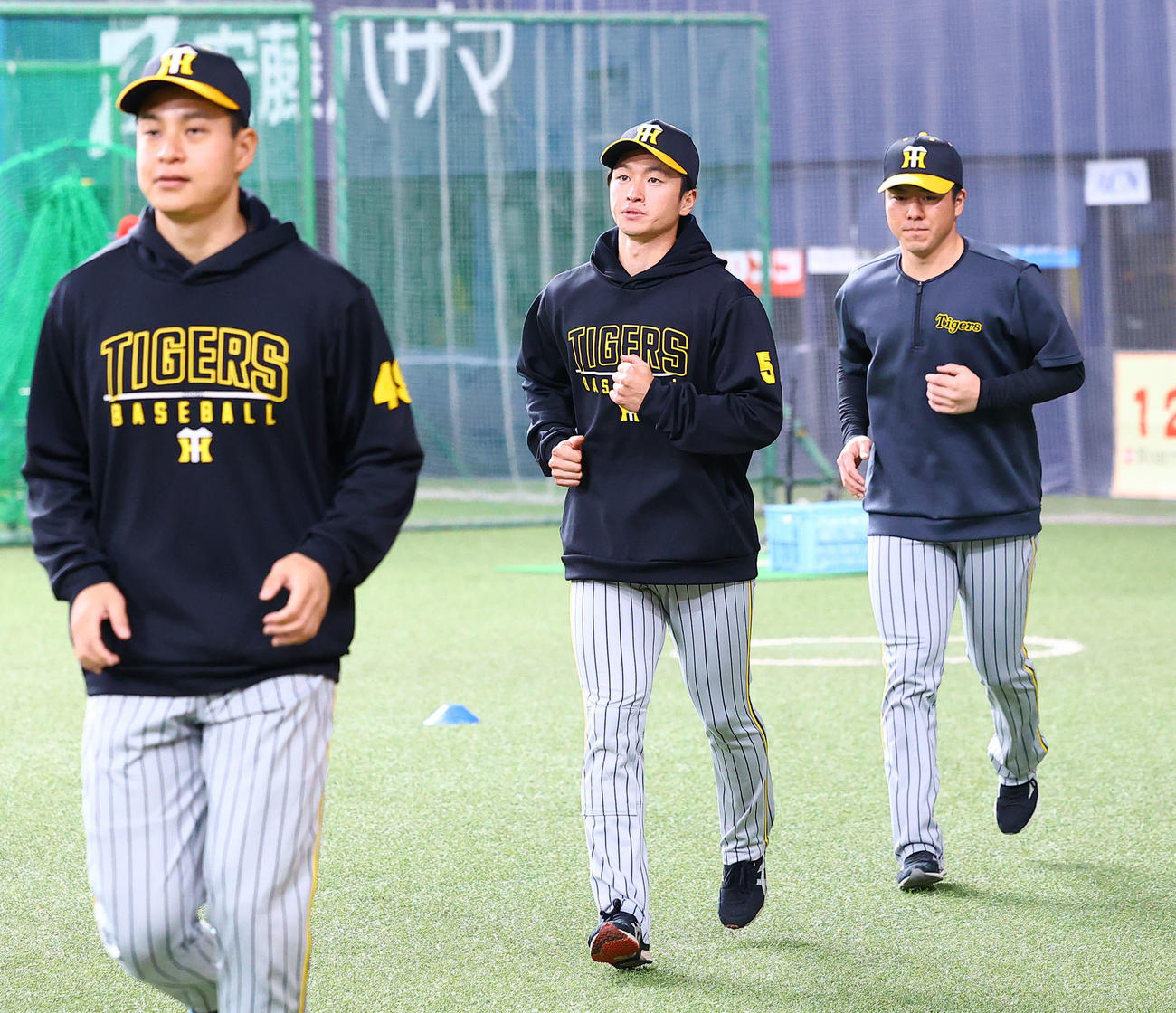 オリックス対阪神　ウオーミングアップする阪神近本（中央）（撮影・藤尾明華）
