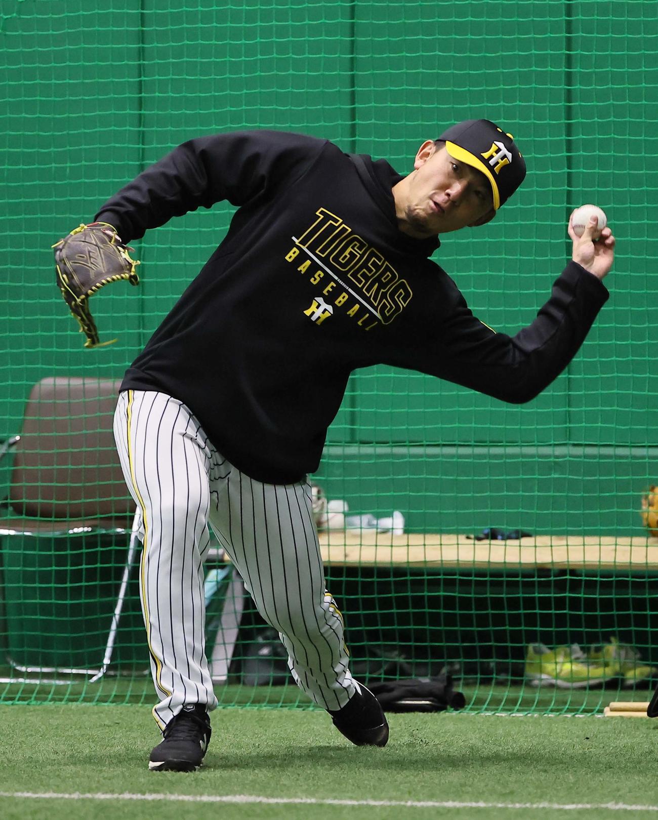 アンダースローでキャッチボールをする伊藤将（撮影・上田博志）