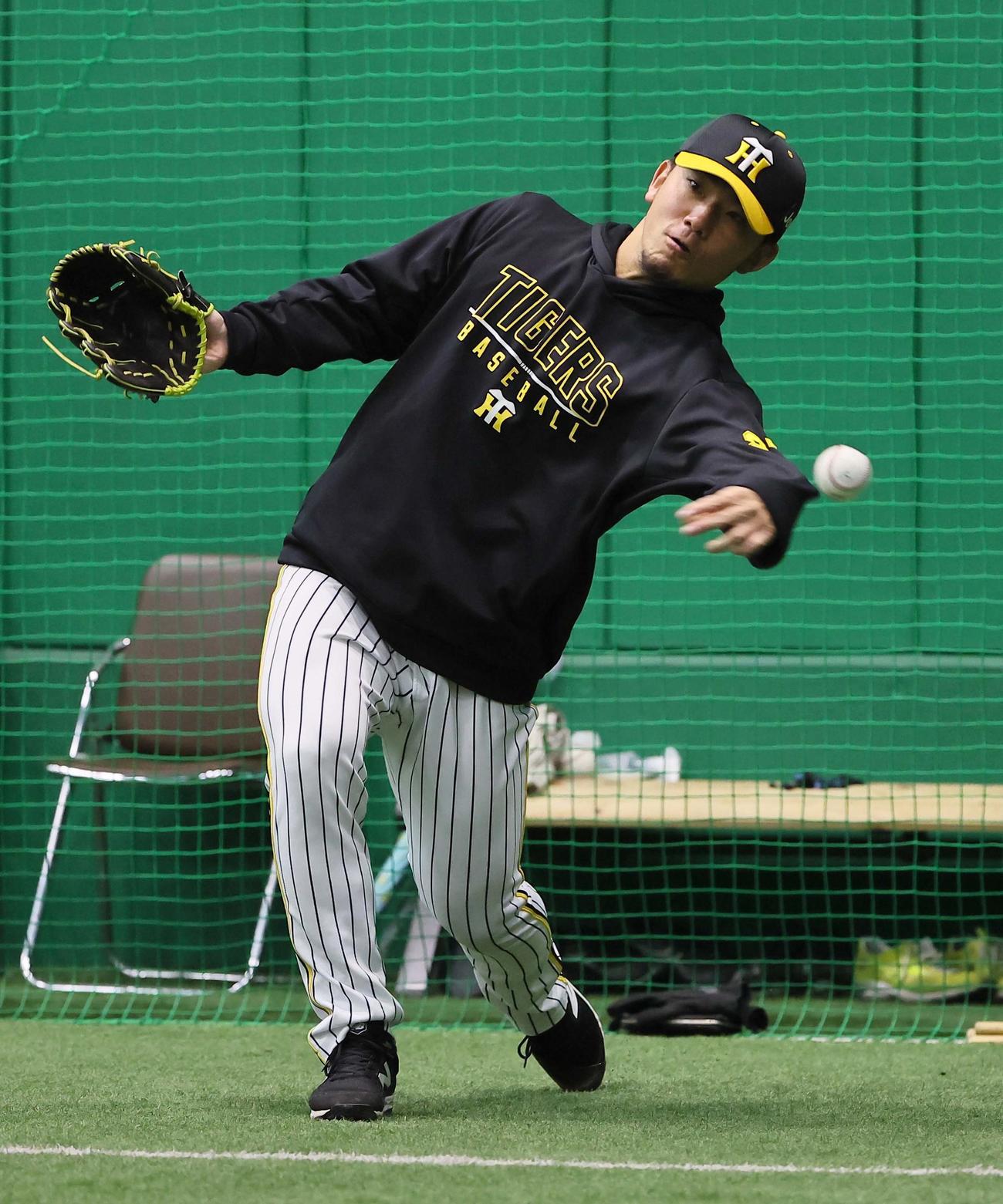 アンダースローでキャッチボールをする伊藤将（撮影・上田博志）