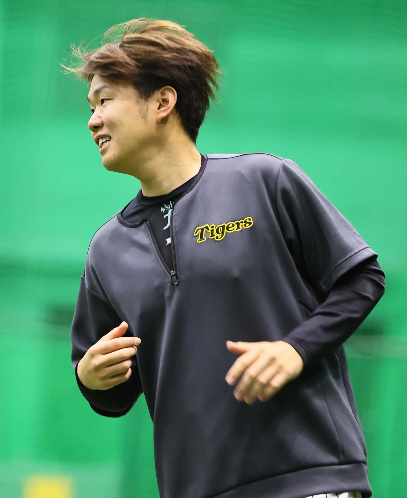 ランニングをして汗を流す西勇（撮影・上田博志）