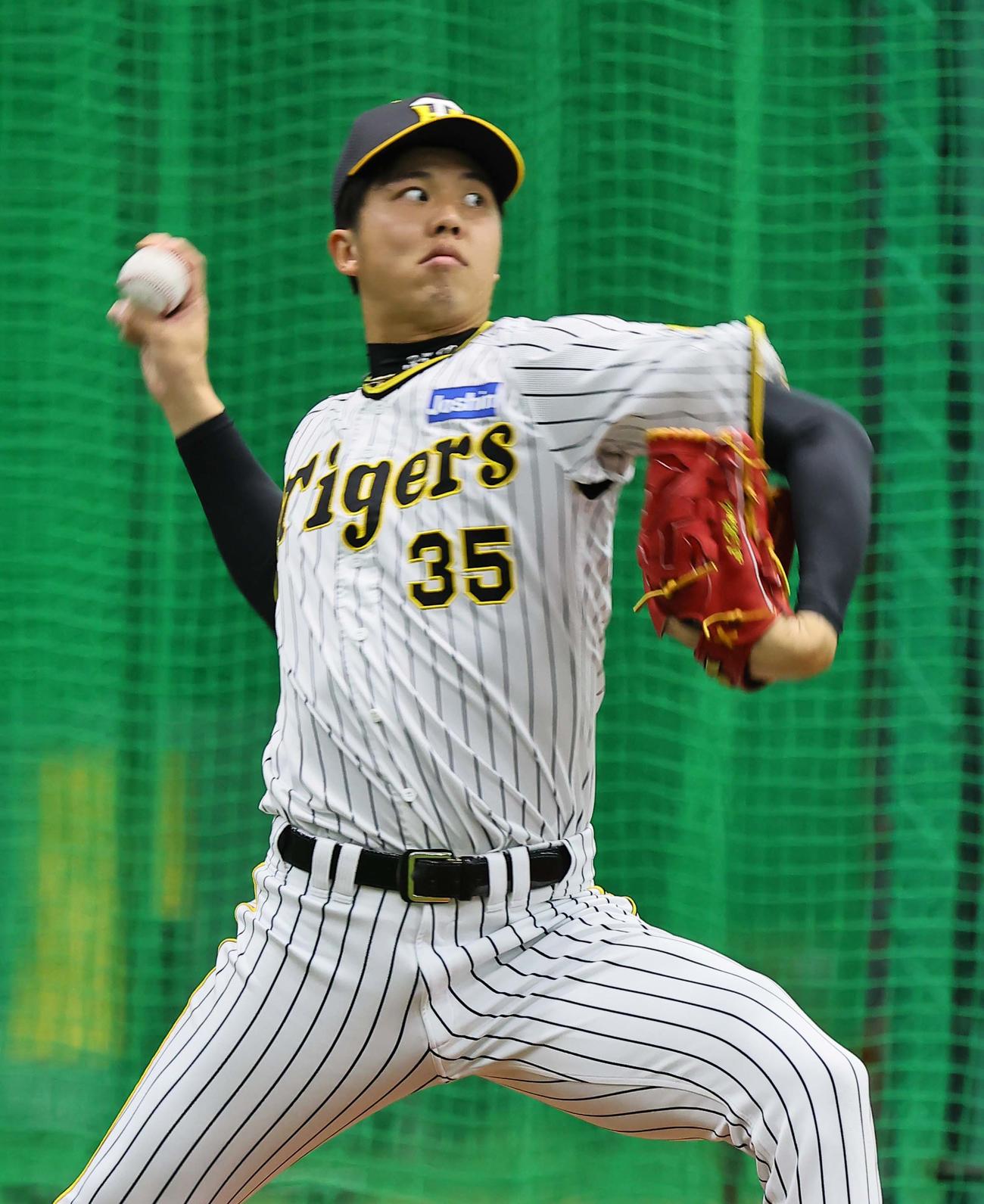 キャッチボールをする才木（撮影・上田博志）