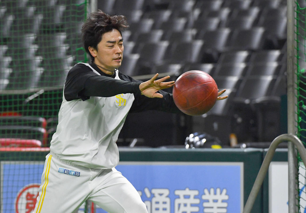 メディシンボールを投げる和田（撮影・岩下翔太）