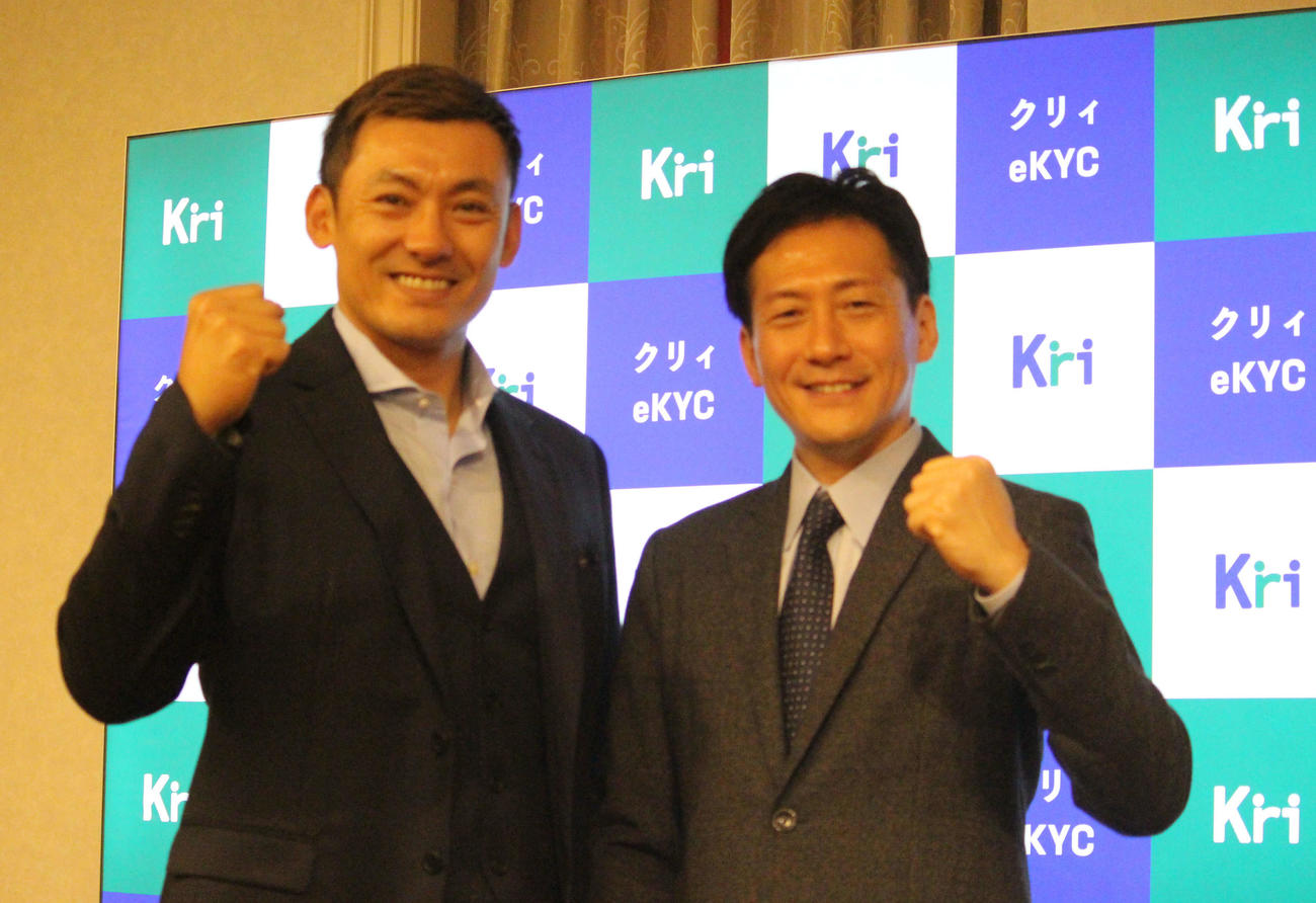株式会社クリィの新サービス発表会にゲストで出席した西武栗山（左）とクリィの根岸良多社長（撮影・久保賢吾）