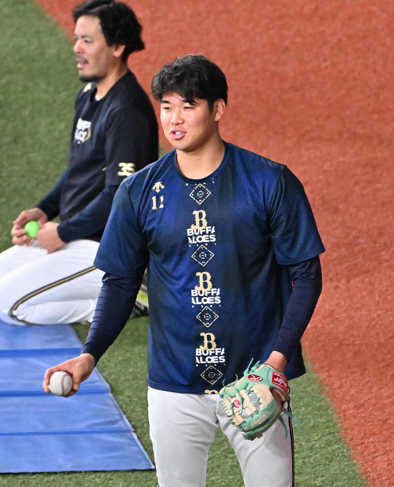 練習の合間に笑顔をみせるオリックス山下（撮影・石井愛子）