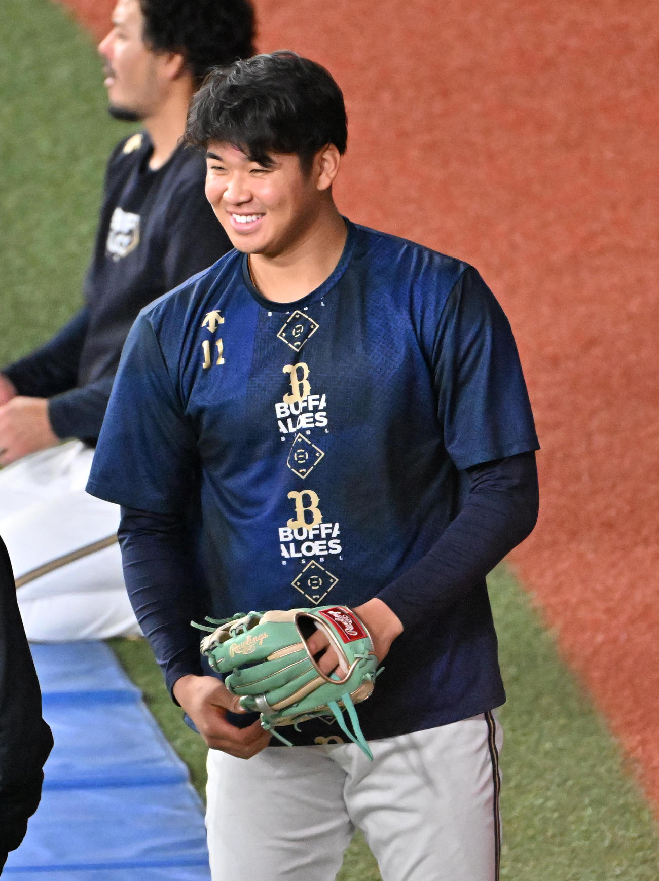 練習の合間に笑顔をみせるオリックス山下（撮影・石井愛子）