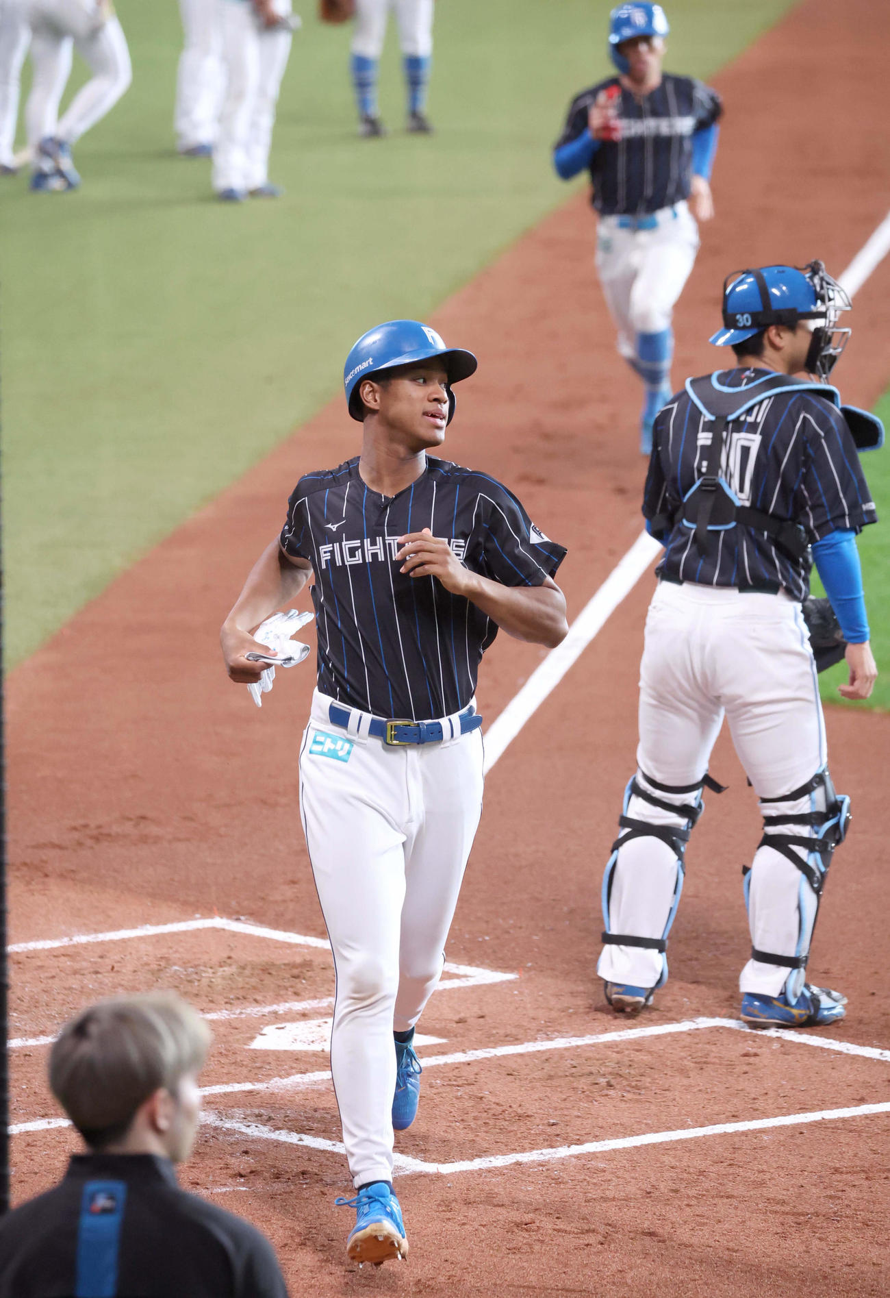 走塁練習する日本ハム万波（撮影・黒川智章）
