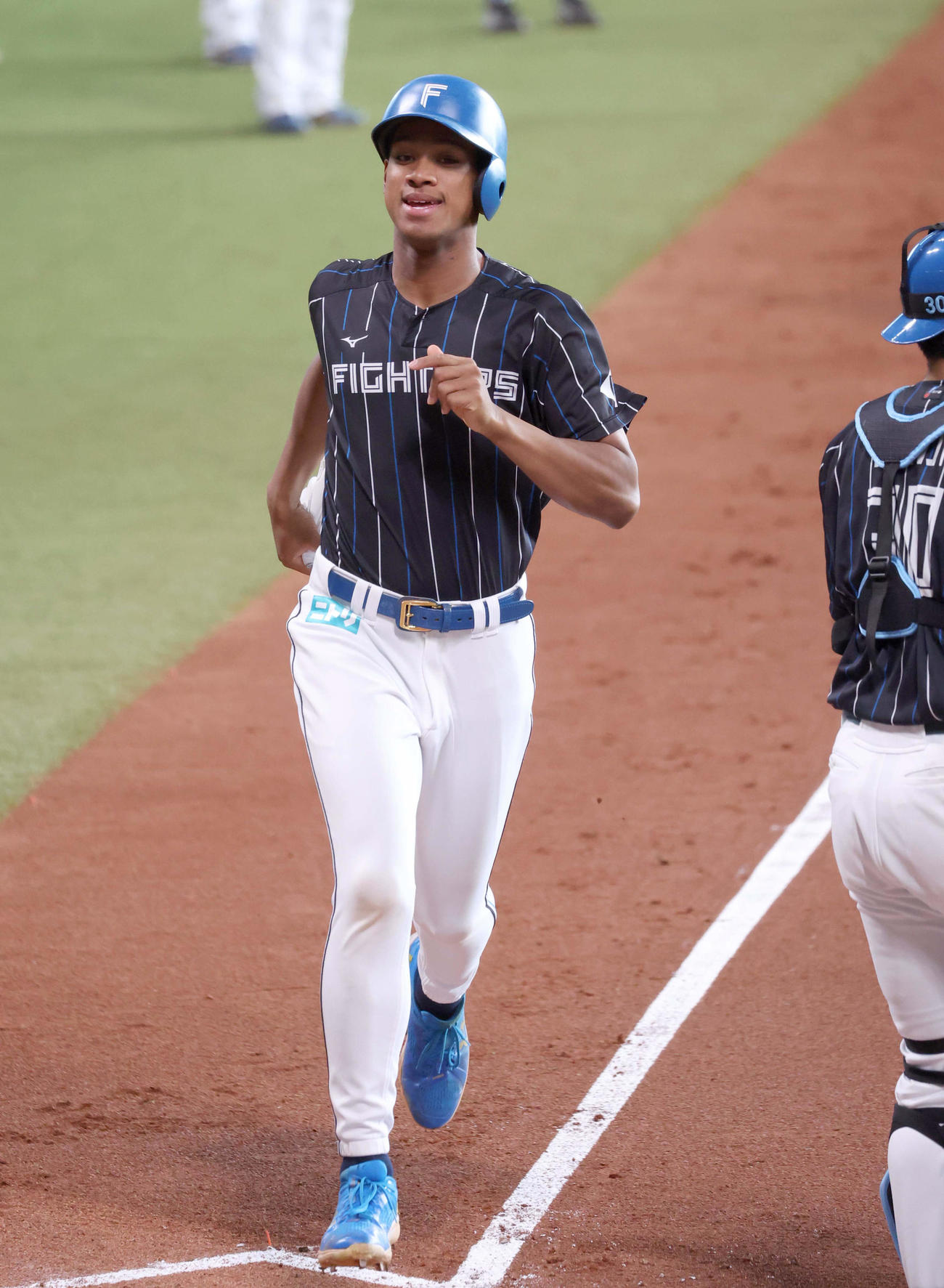 走塁練習する日本ハム万波（撮影・黒川智章）