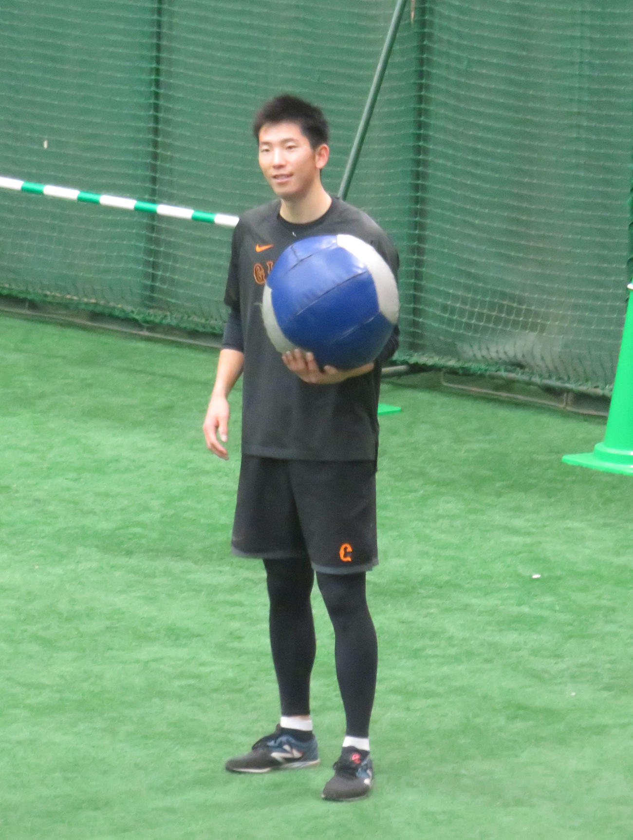 投手練習でメディシンボールを手にする巨人戸郷