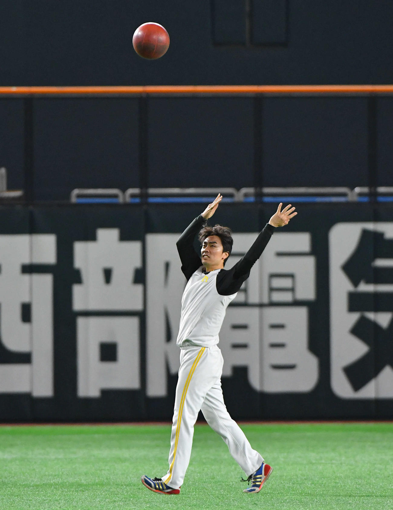 メディシンボールを投げる和田（撮影・岩下翔太）