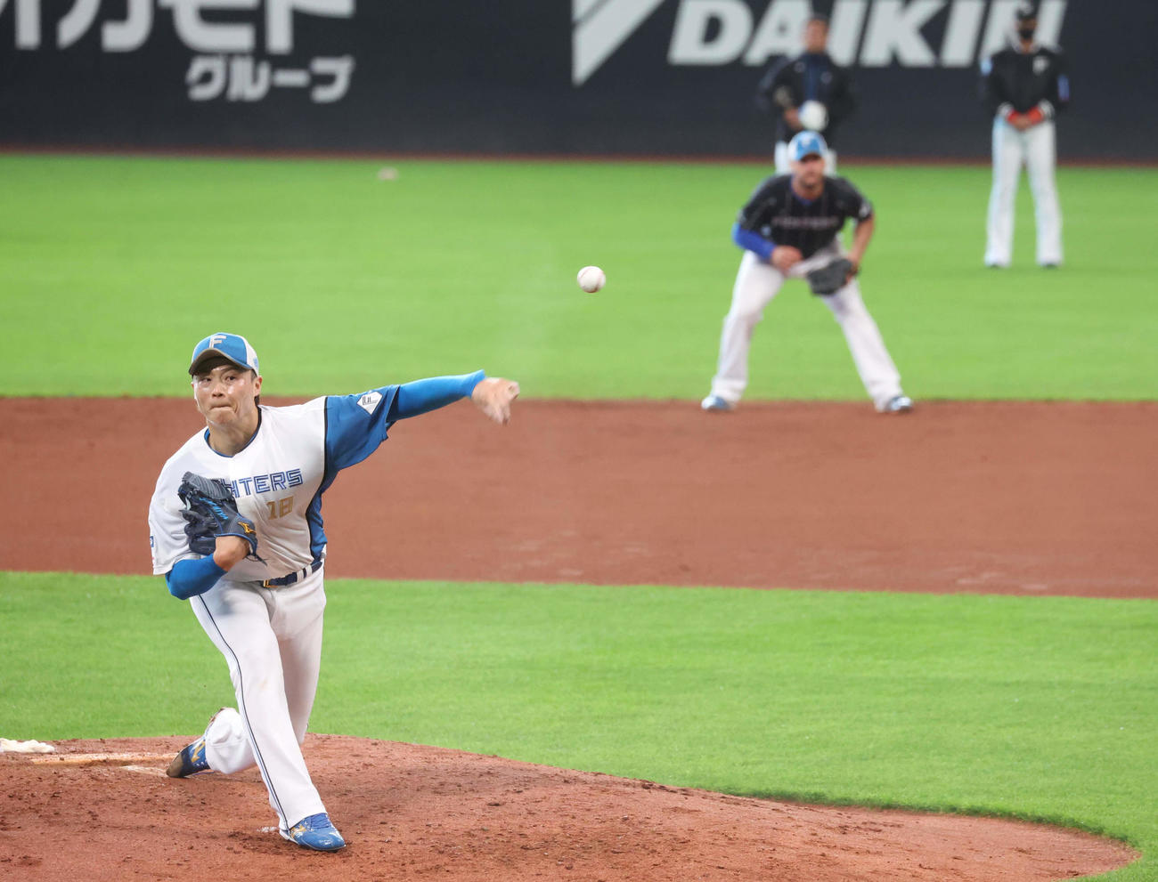 実戦形式で打者と対戦する日本ハム山崎。後方右端は投球を見つめる新庄監督（撮影・黒川智章）