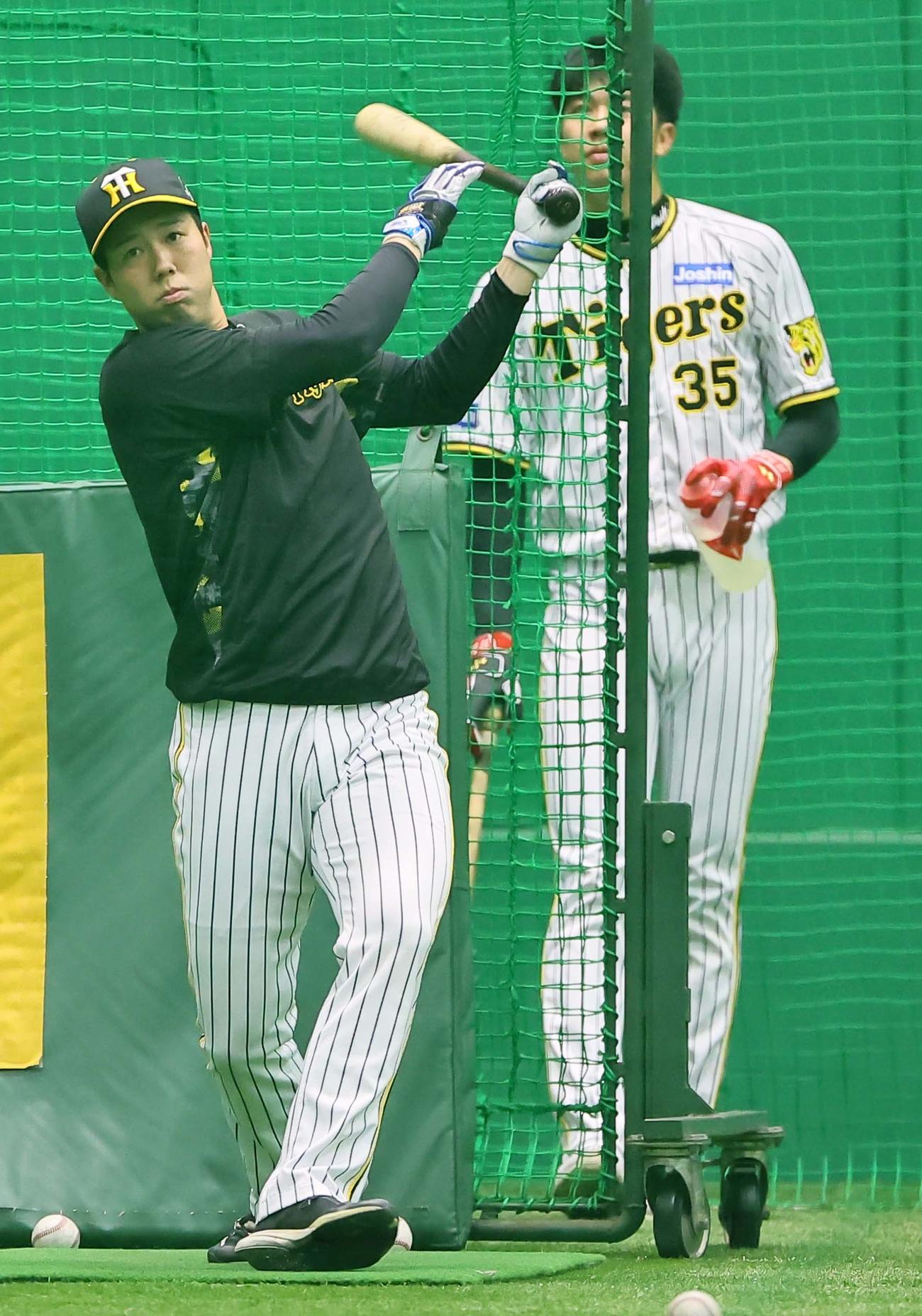 打撃練習をする青柳（左）と才木（撮影・上田博志）