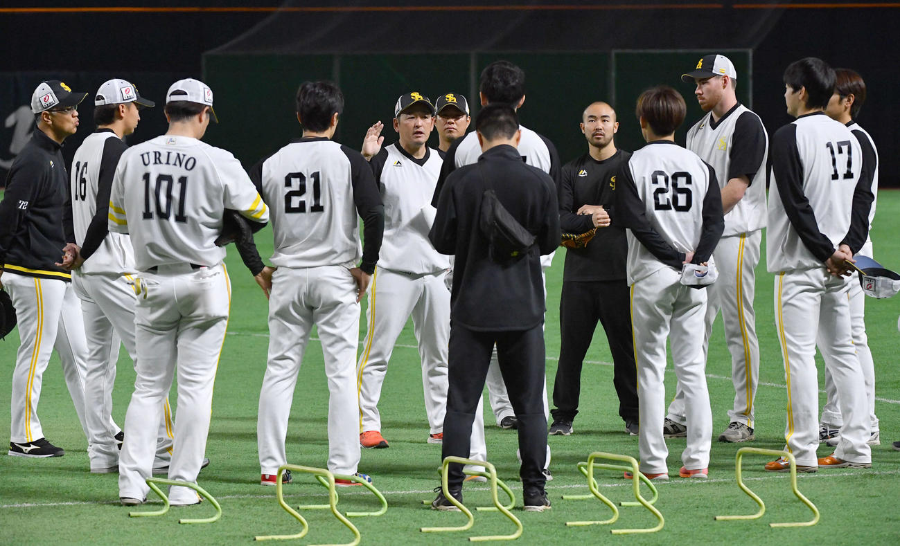 練習開始前、円陣で投手陣に話す倉野コーチ（中央）（撮影・岩下翔太）