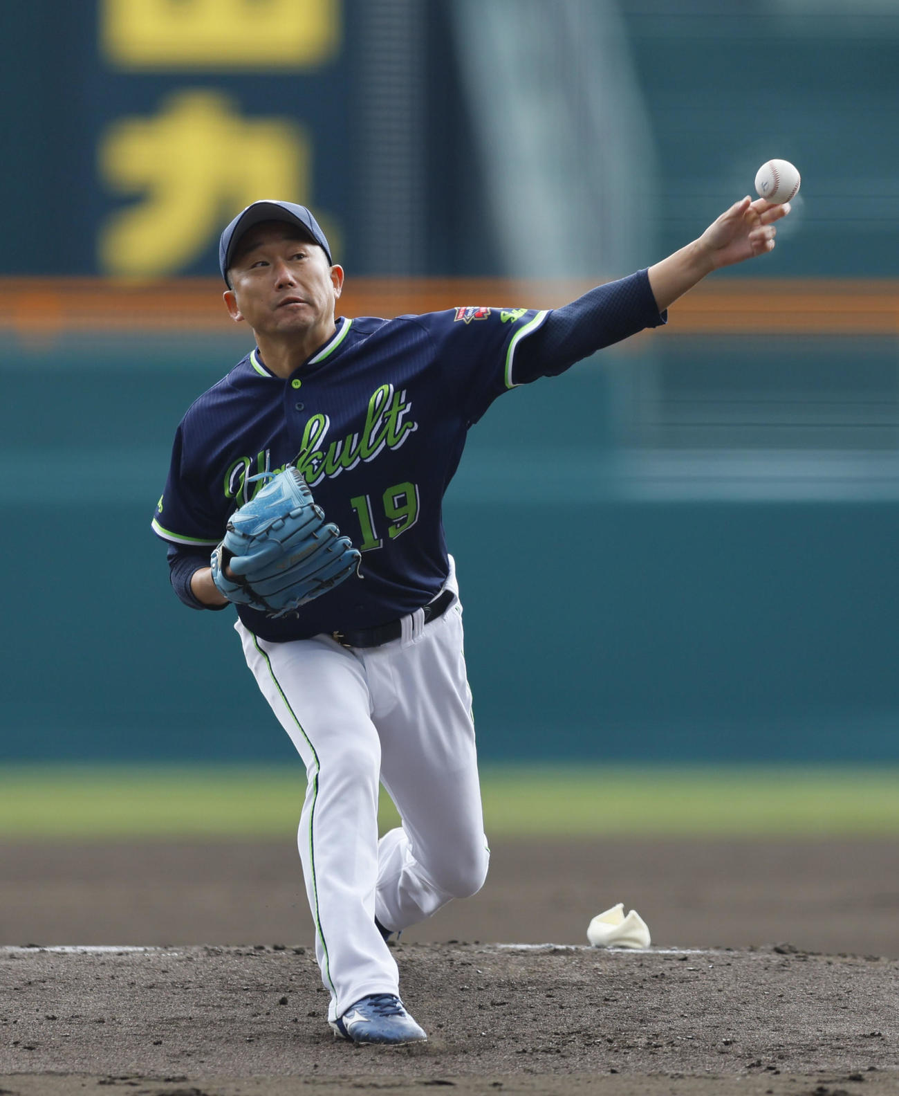 8日、オープン戦の阪神戦で力投するヤクルト石川