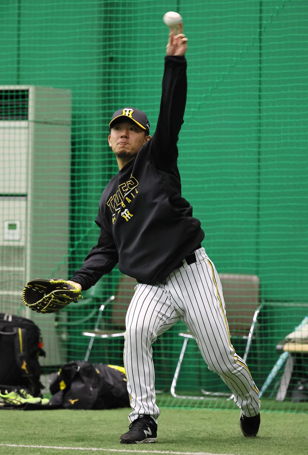 キャッチボールをする伊藤将（撮影・上田博志）
