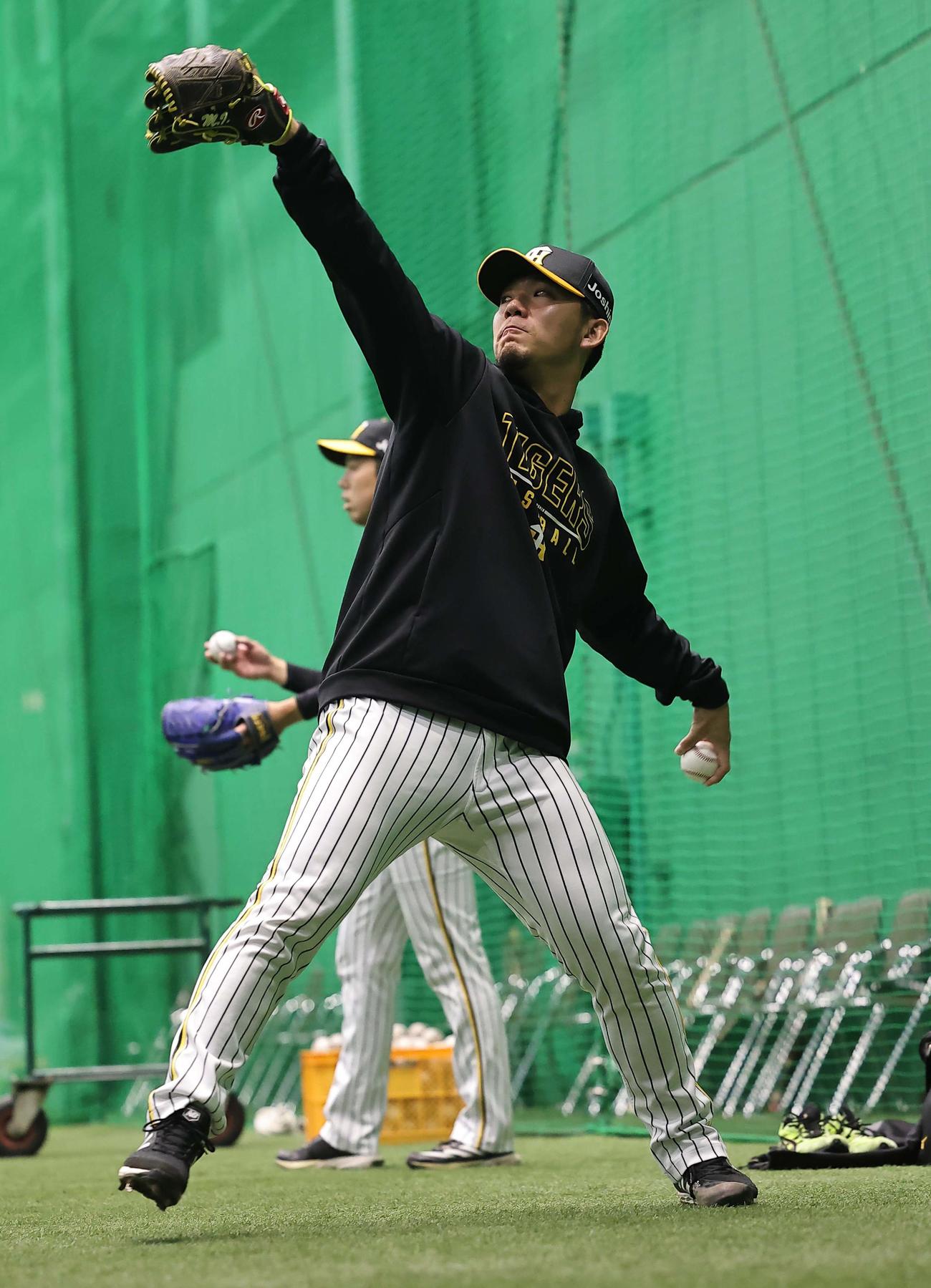 キャッチボールをして汗を流す伊藤将（撮影・上田博志）