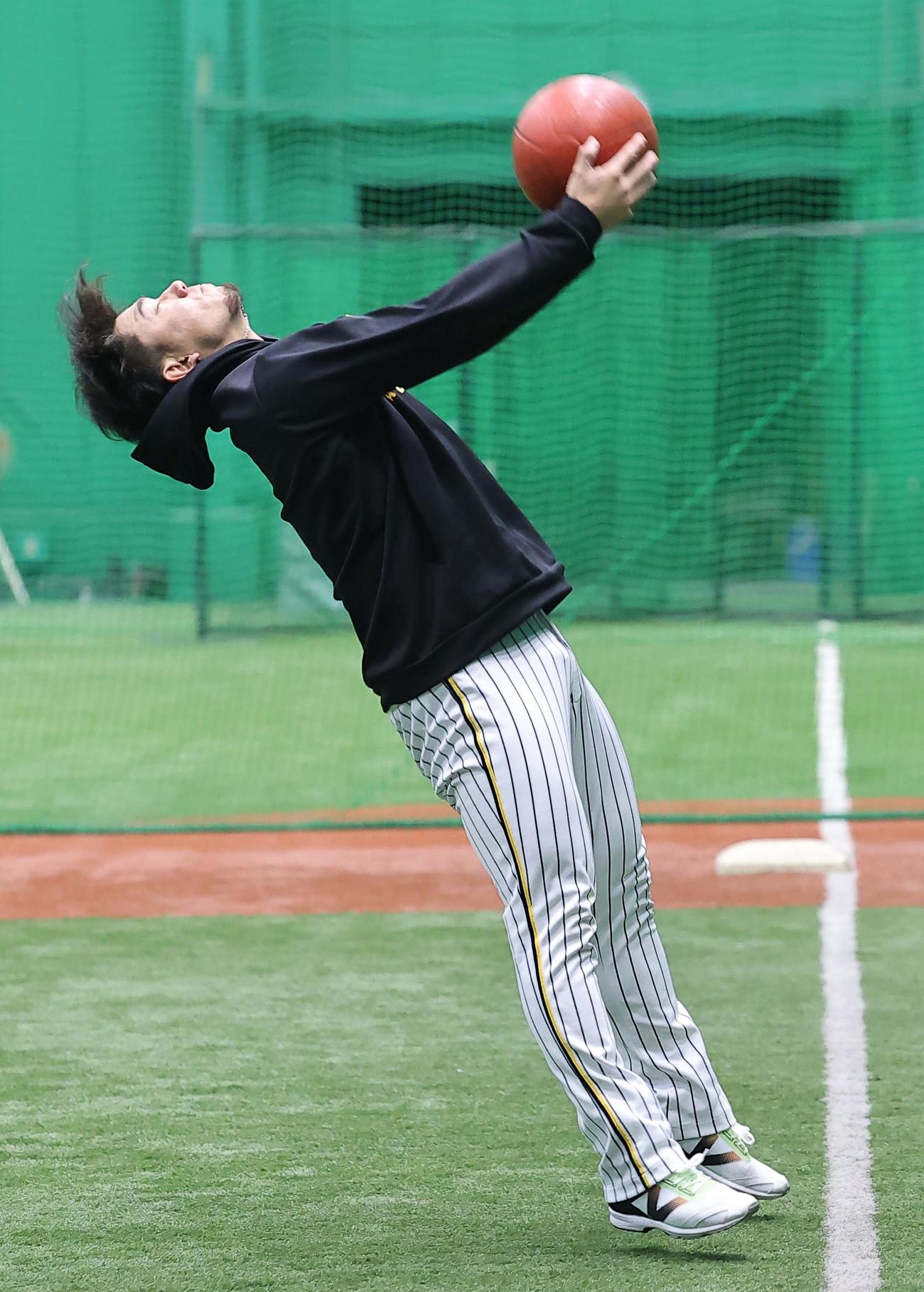 メディシンボールを使ってトレーニングをする伊藤将（撮影・上田博志）