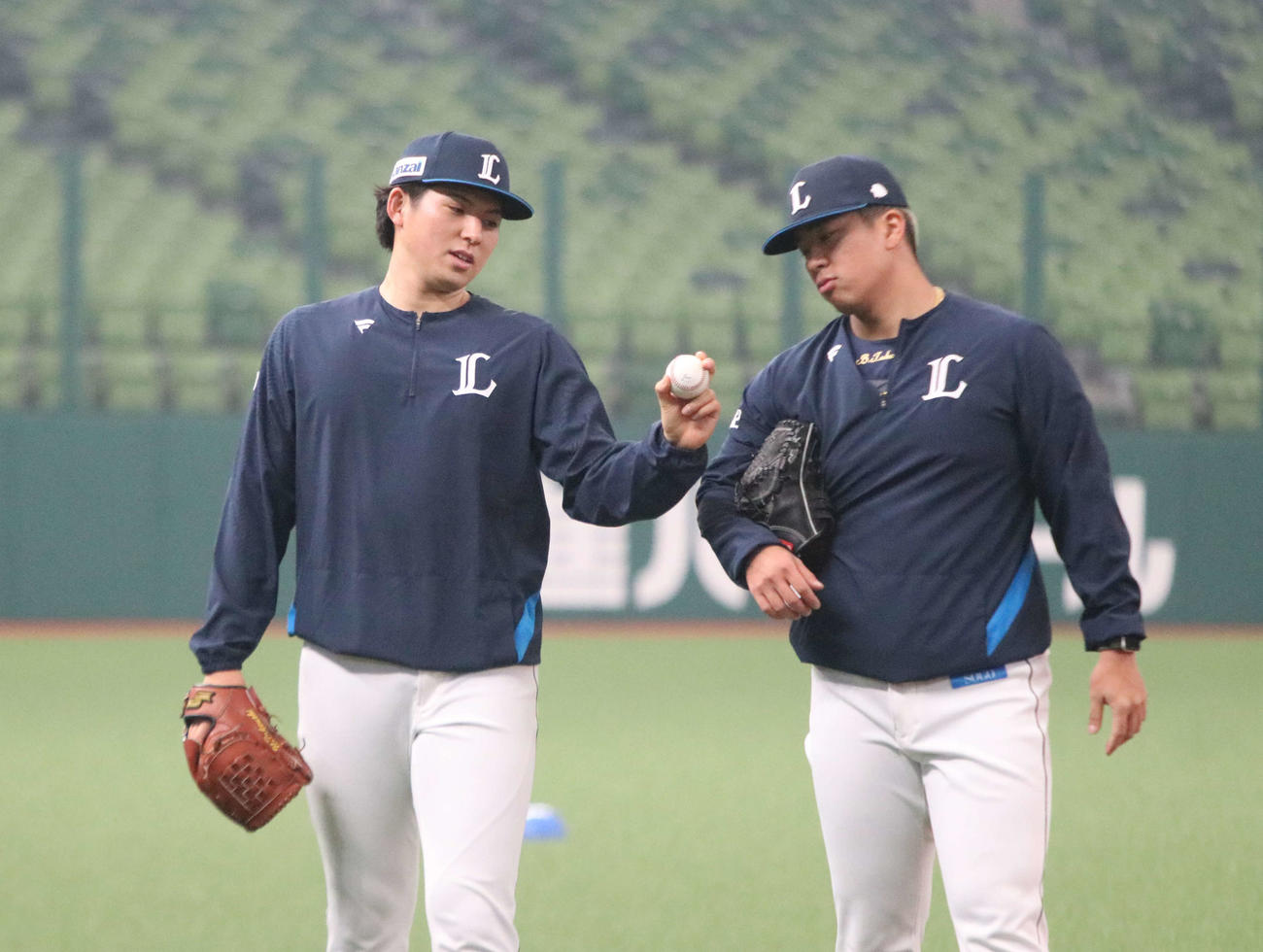 ボールの握りを確かめる西武ドラフト1位の武内（左）。右はボー（撮影・山崎純一）