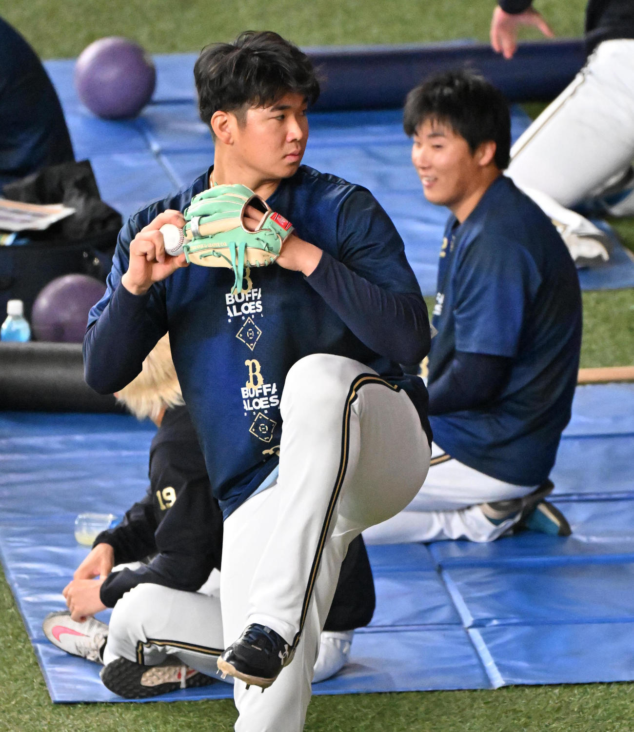 外野フェンスに向かったボールを投げるオリックス山下（撮影・石井愛子）