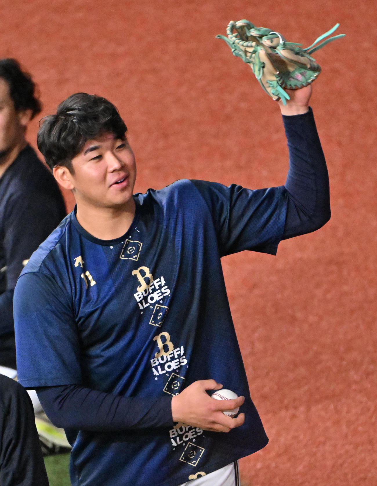 練習の合間に笑顔をみせるオリックス山下（撮影・石井愛子）