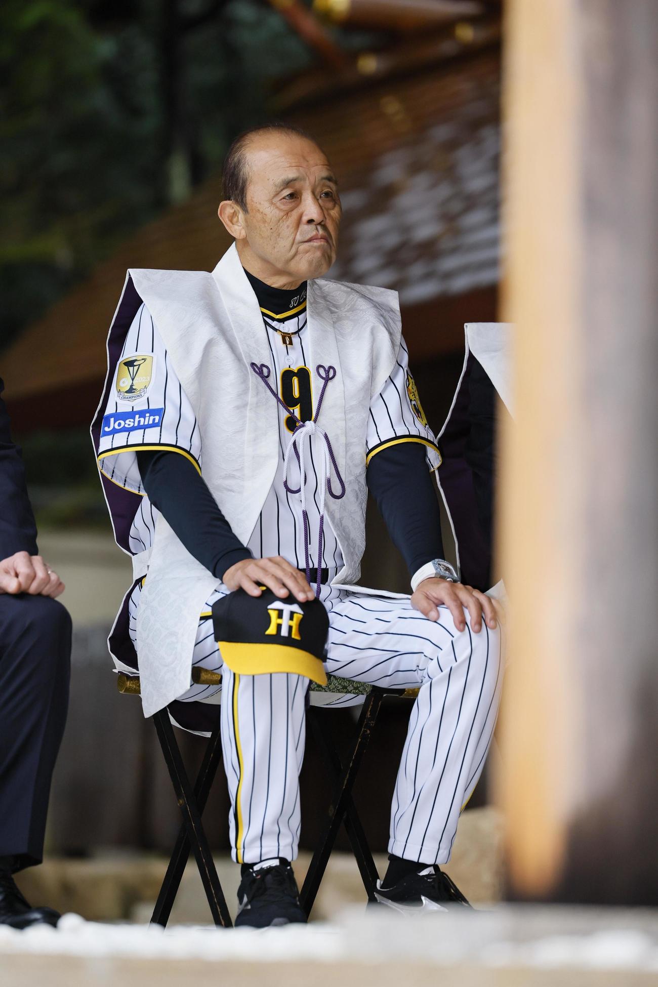 必勝祈願を行う岡田彰布監督（撮影・藤尾明華）