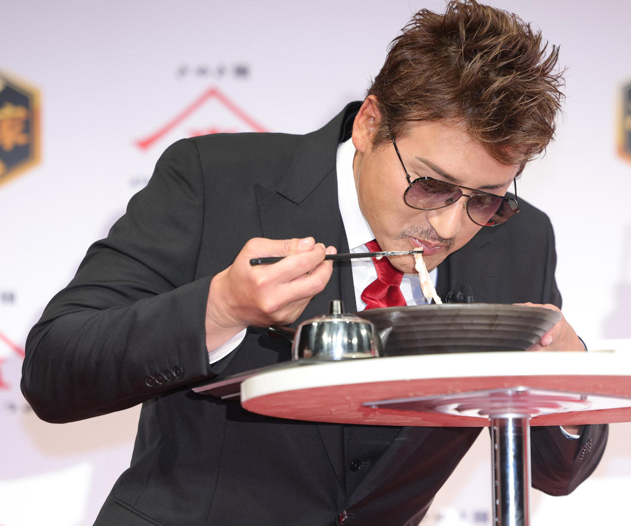 「壱角家・山下本気うどん」新商品発表会に登場し試食するブランドアンバサダーの日本ハム新庄監督（撮影・野上伸悟）