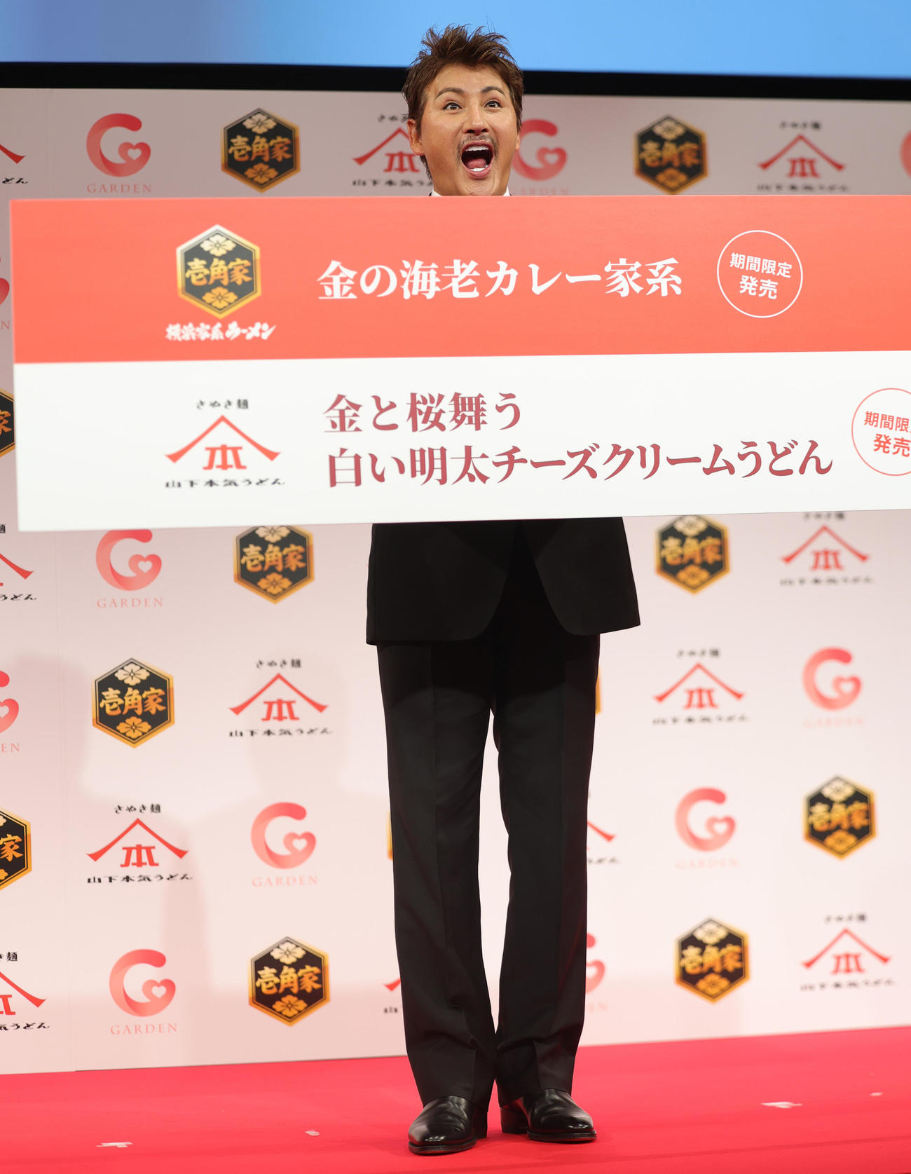「壱角家・山下本気うどん」新商品発表会に登場したブランドアンバサダーの日本ハム新庄監督（撮影・野上伸悟）