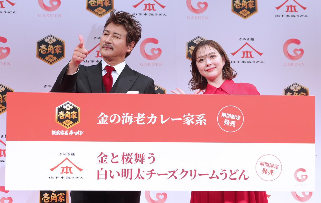 「壱角家・山下本気うどん」新商品発表会に登場したブランドアンバサダーの日本ハム新庄監督（左）と村重杏奈（撮影・野上伸悟）