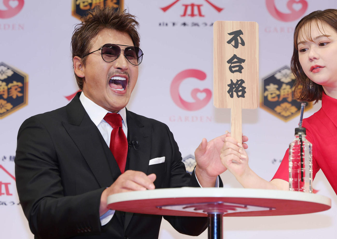 「壱角家・山下本気うどん」新商品発表会に登場したブランドアンバサダーの日本ハム新庄監督（左）と村重杏奈（撮影・野上伸悟）