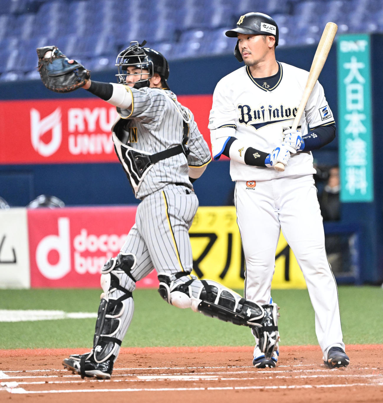 オリックス対阪神　2回裏オリックス無死、Tー岡田の三振をアピールする梅野（撮影・和賀正仁）
