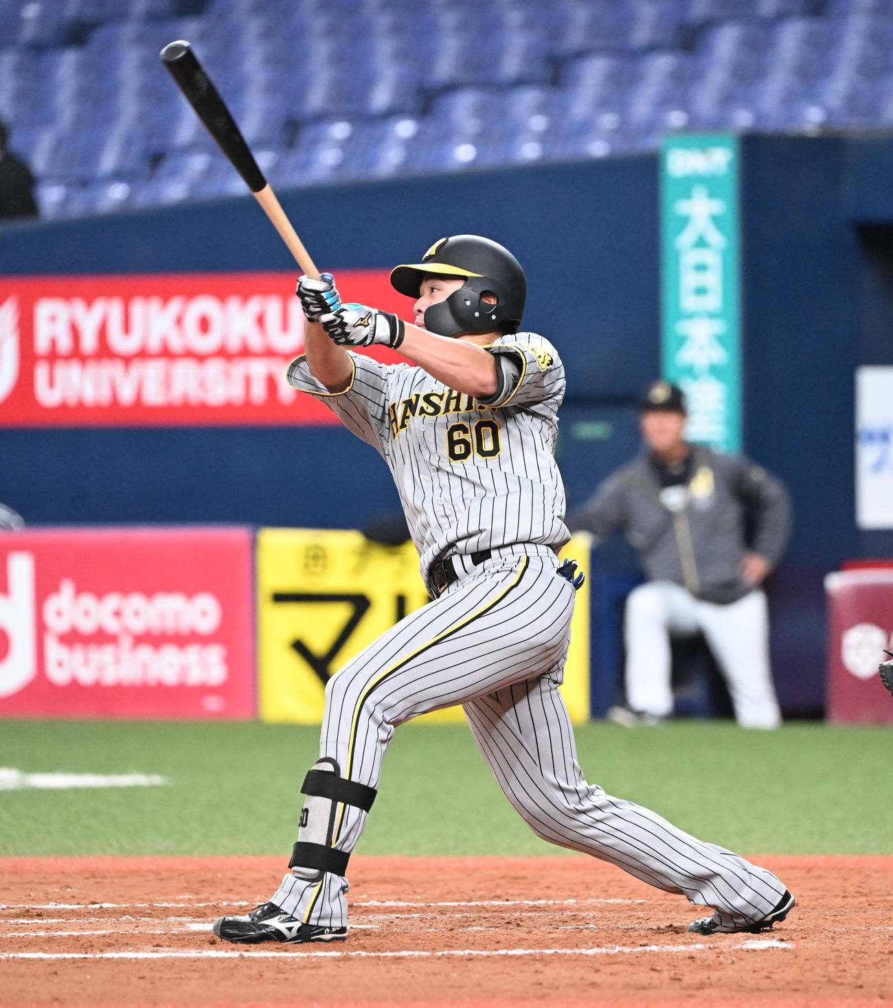 オリックス対阪神　9回表阪神2死一塁、左中間に適時打（ランホーかも？）を放つ小野寺（撮影・和賀正仁）