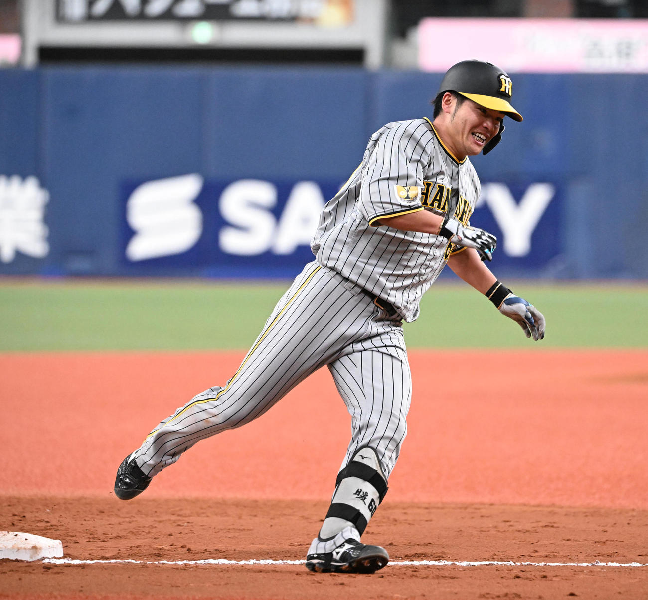 オリックス対阪神　9回表阪神2死一塁、左中間に適時打（ランホーかも？）を放つ小野寺（撮影・和賀正仁）