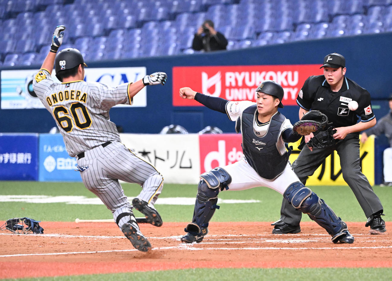 オリックス対阪神　9回表阪神2死一塁、左中間に適時打（ランホーかも？）を放ち生還する小野寺、捕手堀（撮影・和賀正仁）