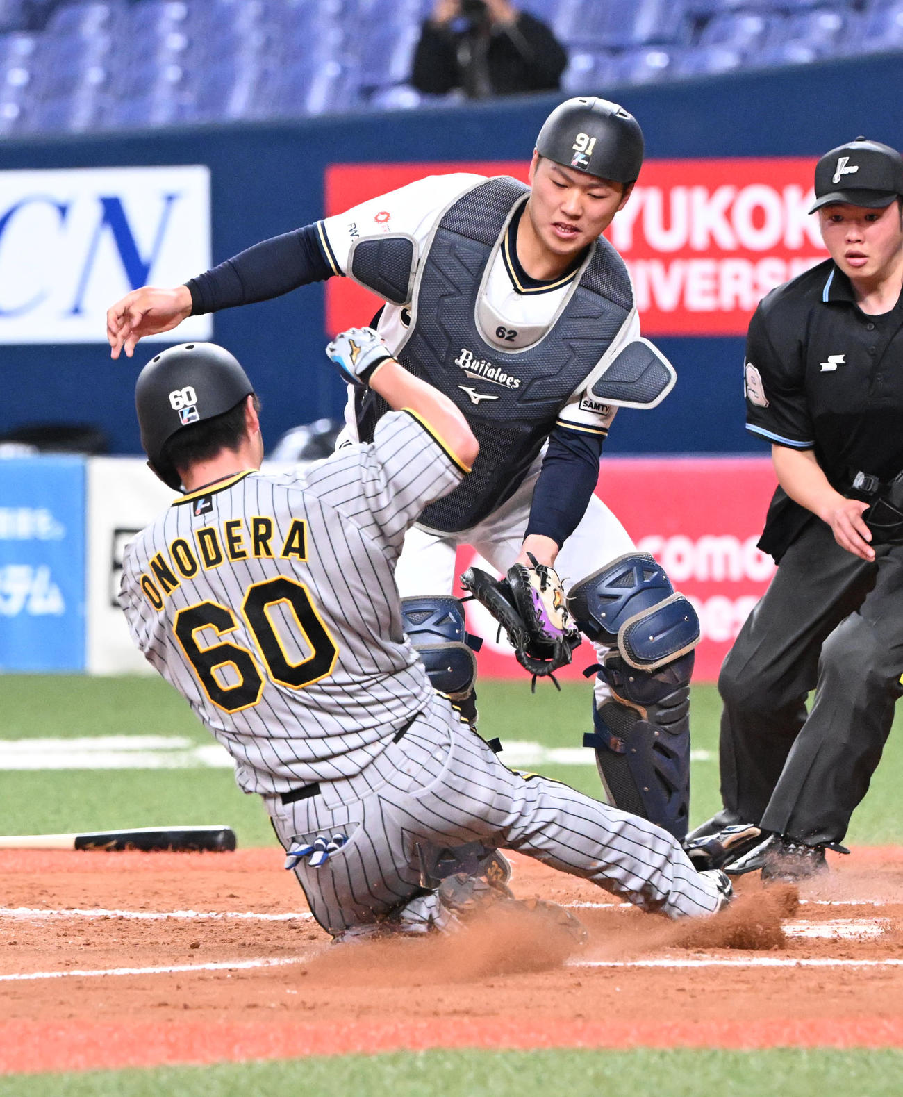 オリックス対阪神　9回表阪神2死一塁、左中間に適時打（ランホーかも？）を放ち生還する小野寺、捕手堀（撮影・和賀正仁）