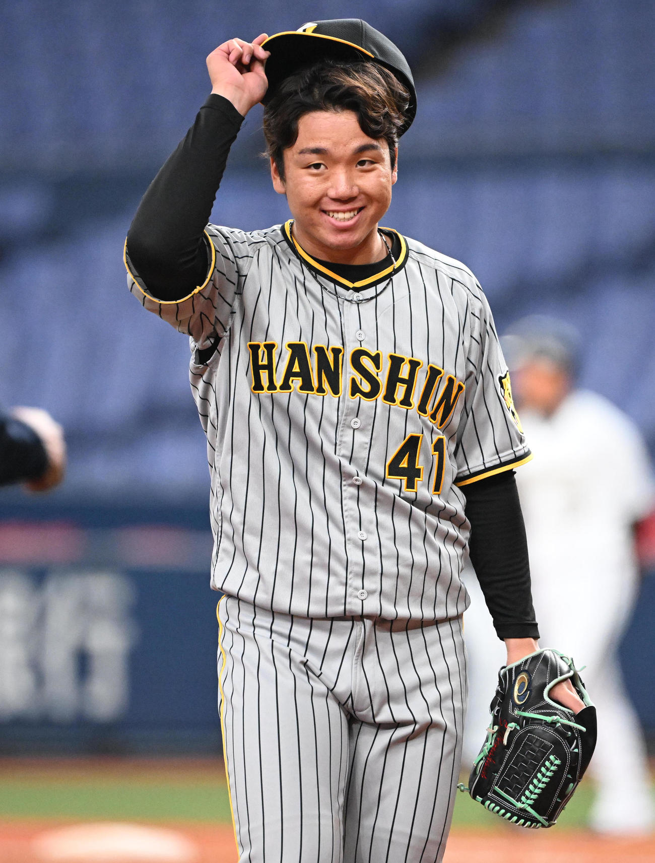 オリックス対阪神　4回を1失点で投げ終え、笑顔でベンチに戻る村上（撮影・和賀正仁）