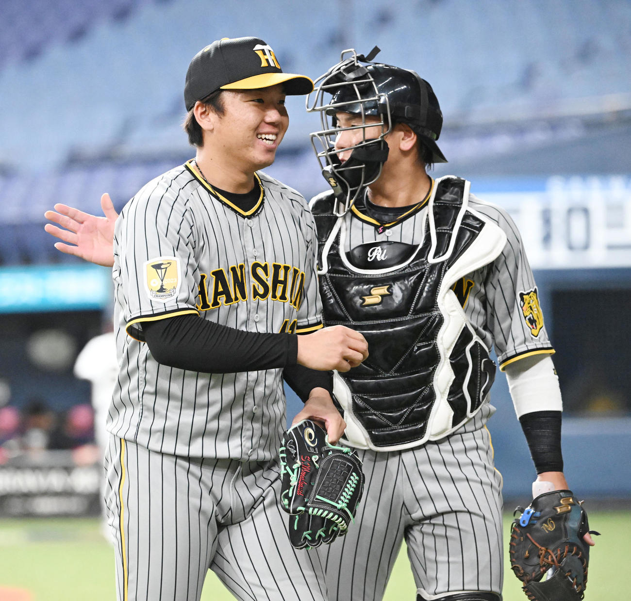 オリックス対阪神　4回を1失点で投げ終え、笑顔でベンチに戻る梅野（右）と村上（撮影・和賀正仁）