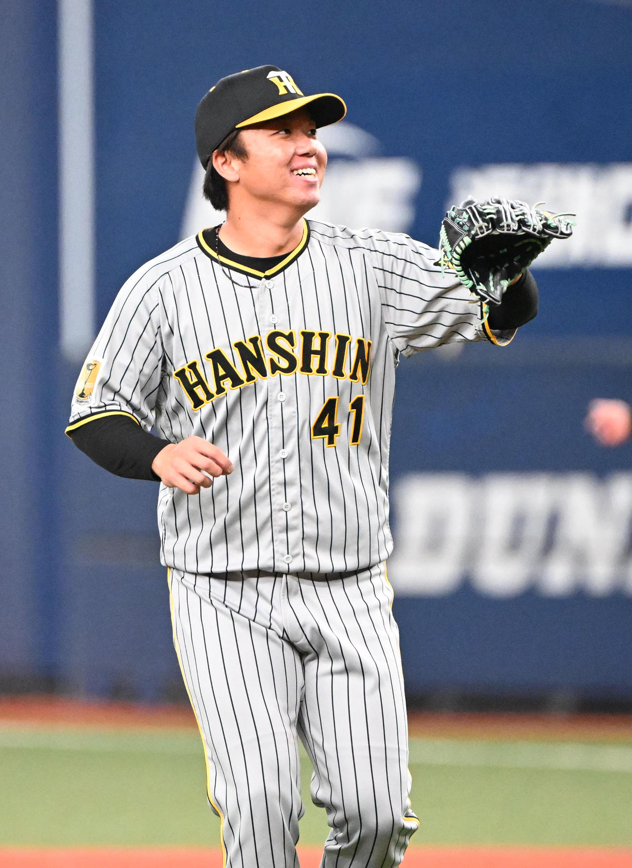オリックス対阪神　3回裏オリックス無死、茶野を一ゴロに打ち取り笑顔の村上（撮影・和賀正仁）