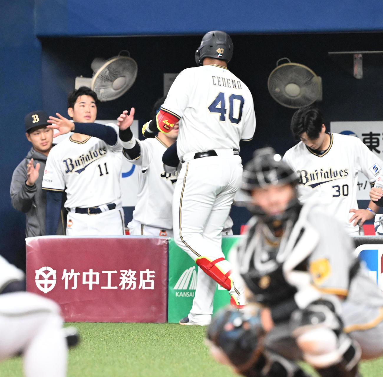 オリックス対阪神　2回裏オリックス1死、本塁打を放ったセデーニョを迎える山下（撮影・和賀正仁）