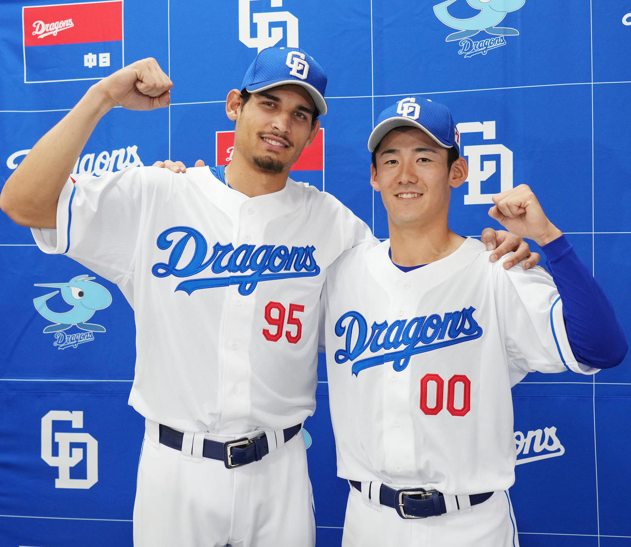 支配下登録会見を行い会見後,ポーズを決める（左から）ロドリゲス、尾田（撮影・森本幸一）