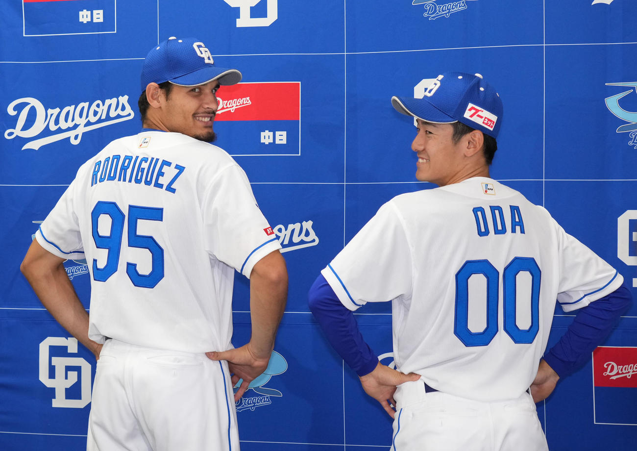 支配下登録会見を行い会見後,ポーズを決める（左から）ロドリゲス、尾田（撮影・森本幸一）