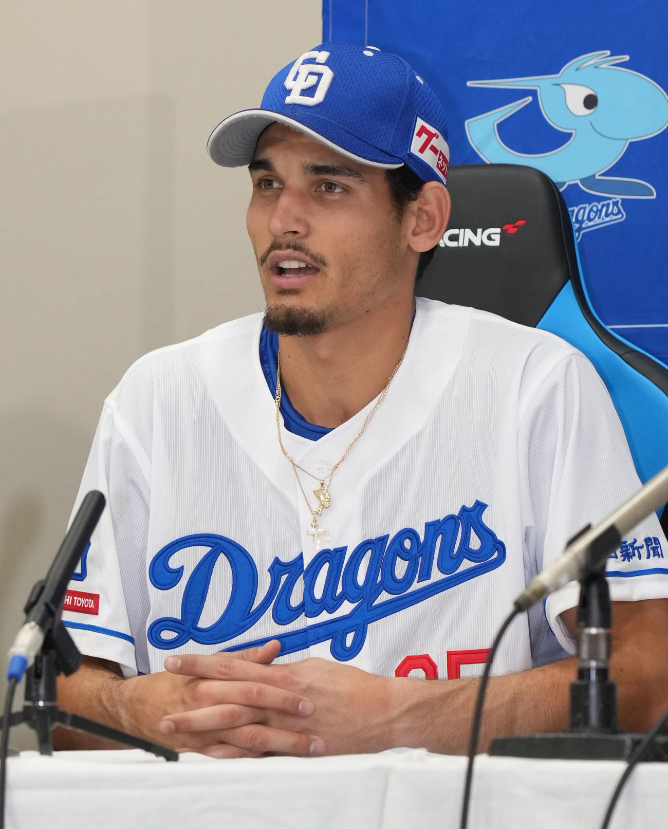 支配下登録会見を行い会見するロドリゲス（撮影・森本幸一）