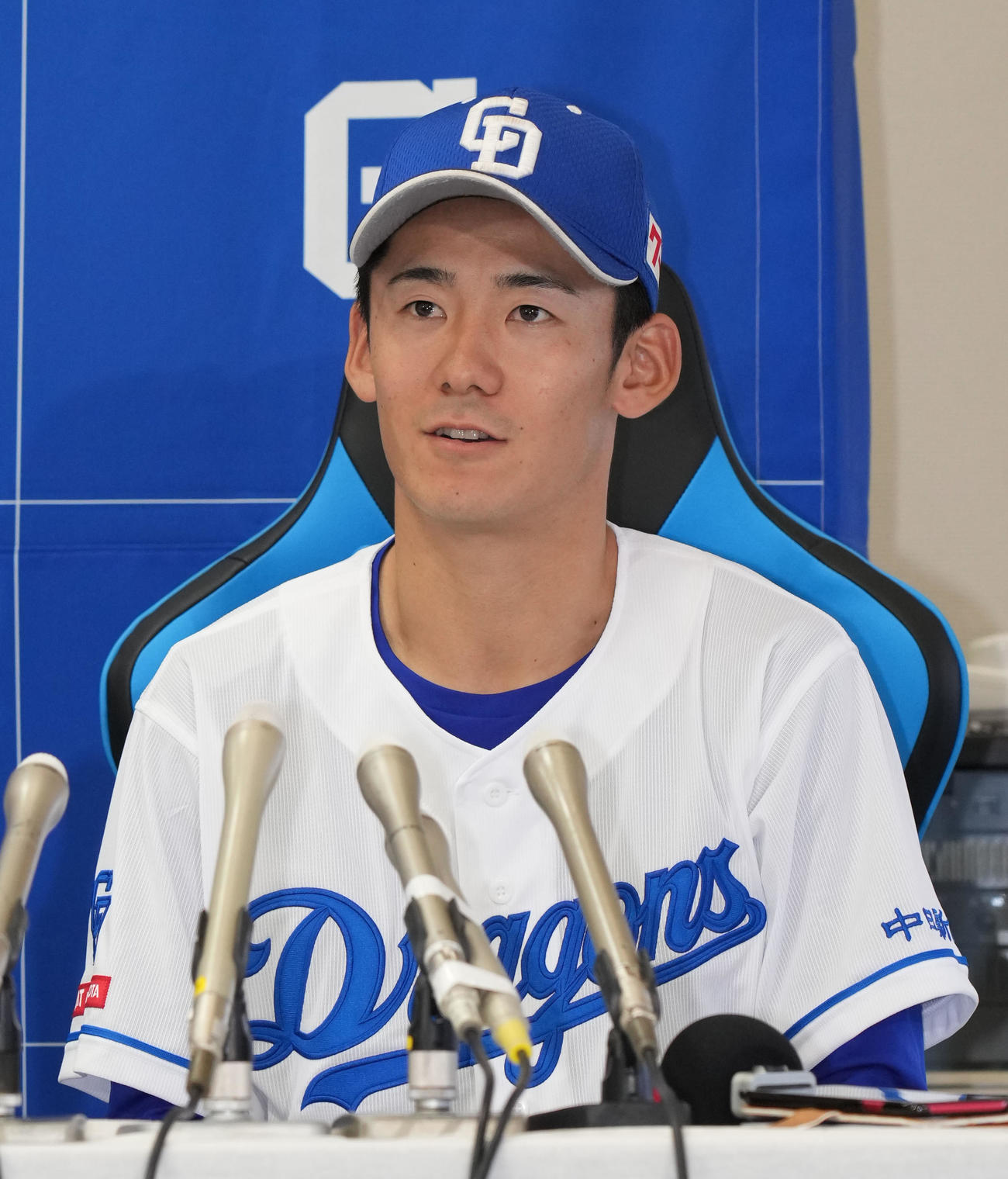 支配下登録会見を行い会見する尾田（撮影・森本幸一）