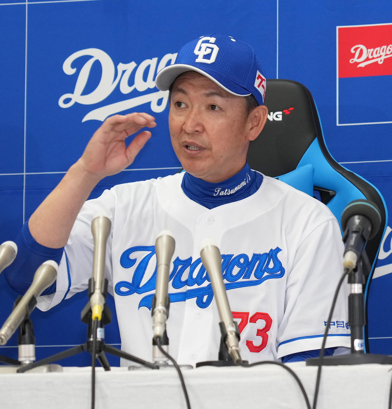 支配下登録会見を行い会見する立浪監督（撮影・森本幸一）