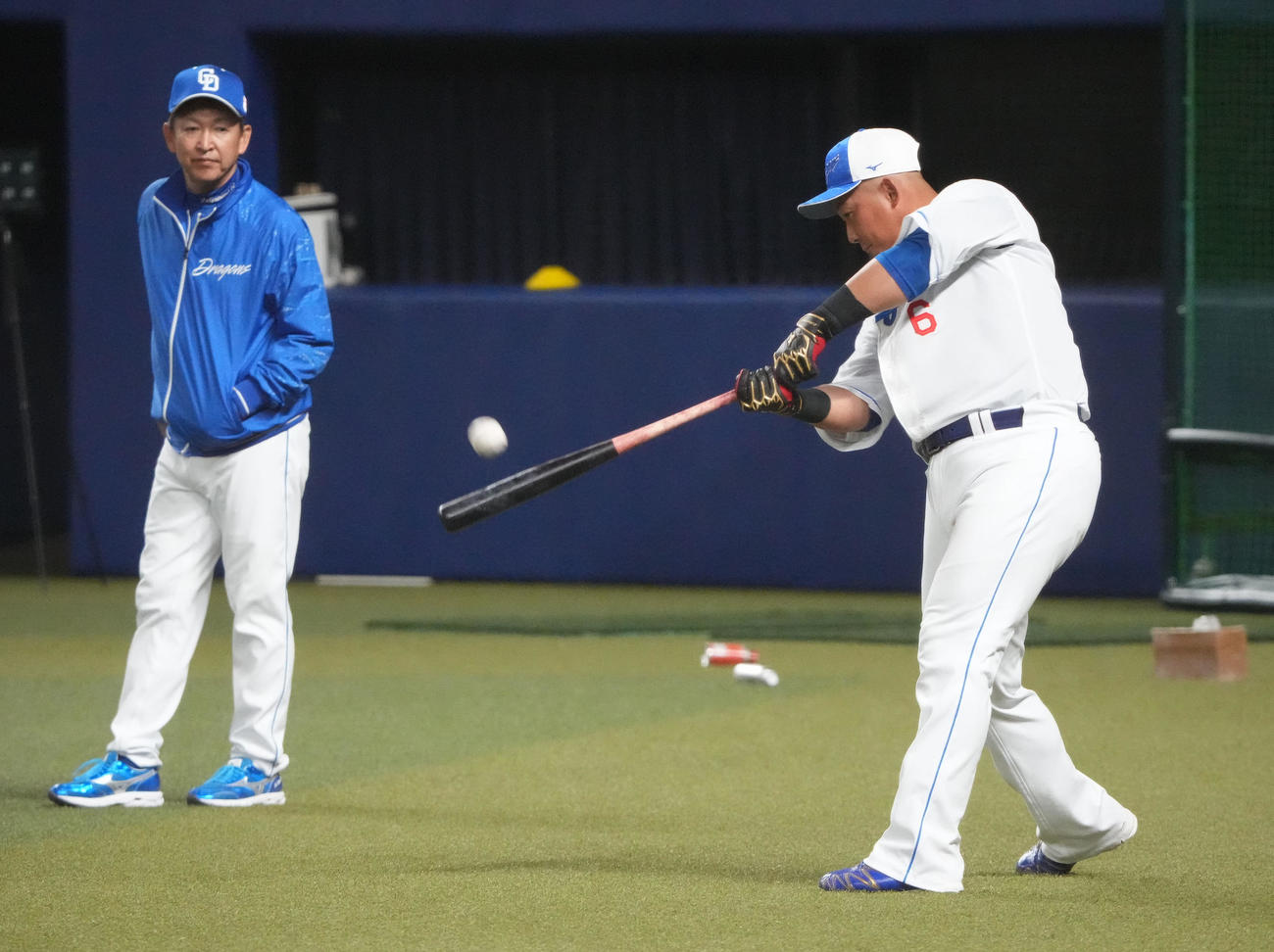 ロングティー打撃練習をする中田（右）左は立浪監督（2024年3月1日撮影）