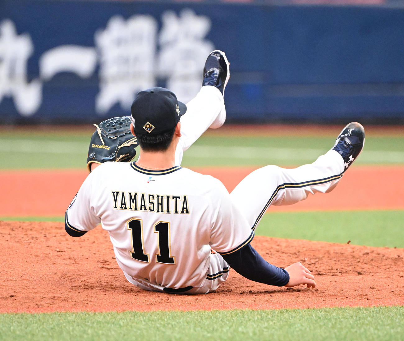 オリックス対阪神　7回表阪神1死一塁、遠藤の打球を好捕し転倒する山下（撮影・和賀正仁）