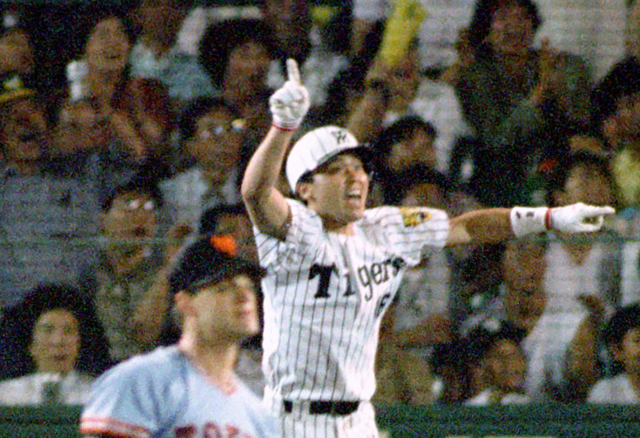 89年6月25日、巨人戦の8回、阪神岡田は左翼ポール際に逆転満塁本塁打を放ち喜びを爆発させる。投手はガリクソン